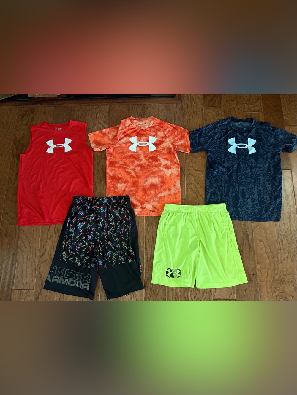 Under armor lot boys short sleeve T-shirts and shorts size youth XL
